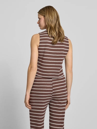 Frauenmodel trägt Regular Fit Weste mit Baumwoll-Anteil Modell 'EVA LIFE' von Only in Optik:Allover-Muster, Materialverarbeitung: Strick, Ganzkörperansicht Rückansicht.