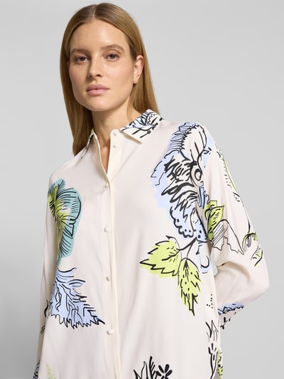 Frauenmodel trägt Relaxed Fit Bluse im Allover-Look von HERZENS, Material-Mix mit Stretch-Anteil, Hemdblusenkragen, Knopfleiste, Nahaufnahme Oberkörper.
