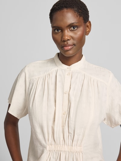 Frauenmodel trägt Boxy Fit Kurzarmbluse aus reiner Baumwolle von Jake*s Casual, helle Farbe, Stehkragen, Knopfleiste, Nahaufnahme Oberkörper.