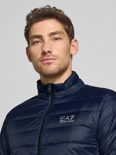 EA7 Emporio Armani Donsjack met labelprint, model 'TRAIN CORE' Donkerblauw - 3