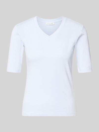 Produktfoto, T-shirt mit V-Ausschnitt von Christian Berg Woman, mieszanka bawełny i elastanu, krój regular fit, dekolt w serek, rękaw o dł. 1/2, długość tyłu w rozmiarze S: 55 cm, jasnoniebieski, prosta forma, gładka tekstura