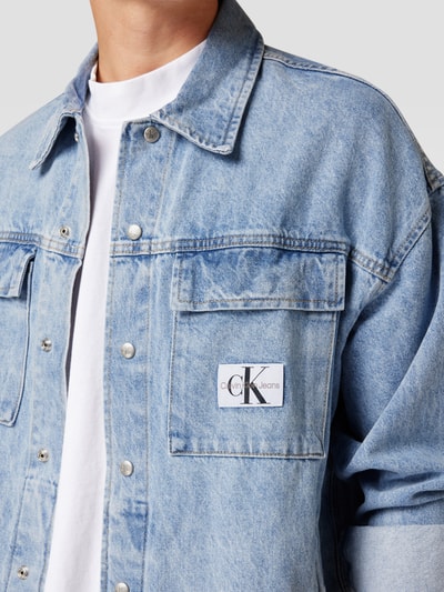 Calvin Klein Jeans Kurtka jeansowa z detalem z logo Jeansowy niebieski 3