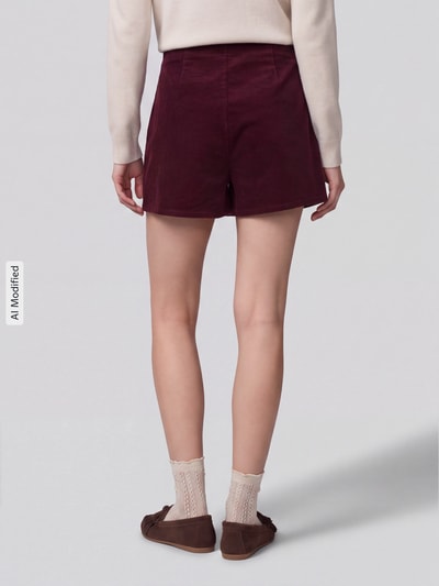 Frauenmodel trägt Regular Fit Short-Rock aus Baumwoll-Mix Modell 'ZEVA' von ONLY in Uni-Optik, Cord-Textur, Ganzkörperansicht Rückansicht, KI-modifiziertes Bild.