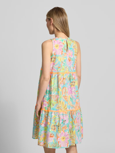 Frauenmodel trägt Minikleid mit rückseitigem Schlüsselloch-Ausschnitt von Emily Van den Bergh aus Reine Baumwolle, bunt gemustert, Straight Fit, Ganzkörperansicht Rückansicht, Rückenlänge bei Größe 36: 94 cm, Brustweite bei Größe 36: 49 cm.