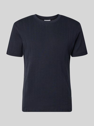 Produktfoto, T-Shirt in Jaquard-Strick mit Rundhalsausschnitt von Lindbergh, dunkle Farbe, Jaquard-Muster, Label-Detail, Reine Baumwolle, Regular-Fit, Rückenlänge 72 cm bei Größe M.
