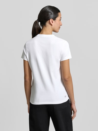 Modelka kobieca nosi Slim Fit T-Shirt aus Baumwoll-Mix von Lacoste Sport, jednolity, logo-patch, okrągły dekolt, krój slim fit, bawełniany materiał; widok całej sylwetki od tyłu.