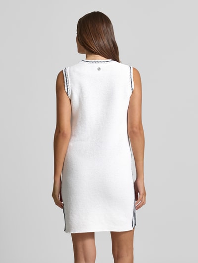 Frauenmodel trägt Strickkleid mit Rundhalsausschnitt und Kontraststreifen von Marc Cain, Baumwoll-Mix, Minikleid, gerader Schnitt, Ganzkörperansicht Rückansicht.