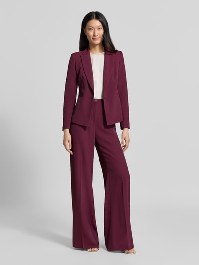 Vrouwenmodel draagt Wide Leg Stoffhose met Knopfverschluss van Rinascimento, Materiaalmix met stretch, bandwijdte maat S 40 cm, binnenbeenlengte 85 cm, bordeauxrood, wide leg, ritssluiting, knoopsluiting, full body vooraanzicht.