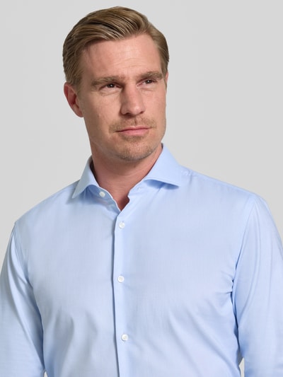 Mężczyznamodel nosi Slim Fit Businesshemd aus mit extralangem Ärmel Modell 'H-HANK-SP-C1' von BOSS, efekt: jednolity kolor, kołnierzyk typu cutaway, listwa guzikowa na całej długości, aplikacja z marką, sportowy mankiet, pika, mieszanka bawełny; zbliżenie na górną część ciała