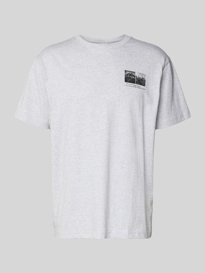 Produktfoto, T-Shirt mit Motiv-Print und Rundhalsausschnitt von HALO in Hellgrau, Herren T-Shirt aus reiner Baumwolle, Regular-Fit, Rückenlänge bei Größe M 72 cm.