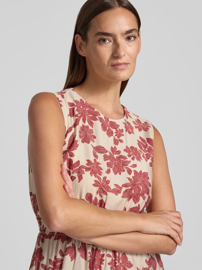 Vrouwenmodel draagt midi-jurk uit viscosemix met all-over look model 'Vildana' van MSCH Copenhagen, ronde hals, tailleband, borstwijdte 43 cm, ruglengte 123 cm, nahaufnahme bovenlichaam.