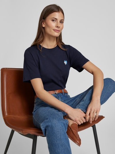 s.Oliver RED LABEL Relaxed Fit T-Shirt aus reiner Baumwolle mit Herz-Stickerei Marine 3