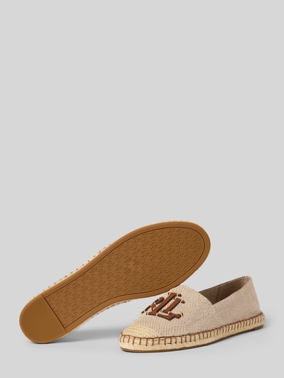 Produktfoto, Espadrilles mit Logo Applikation Modell 'CAMERYN' von Lauren Ralph Lauren in melange Optik, runde Spitze, gehäkeltes Canvas, flache strukturierte Sohle, beige-braune Farbkombination.