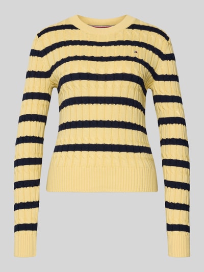 Produktfoto, Slim Fit Strickpullover aus reiner Baumwolle von Tommy Hilfiger in Gelb mit navyblauen Streifen, Rundhals, unifarben, gerippte Abschlüsse, Two Tone Optik, gestreiftes Muster, Stricktextur, langarm, Logo-Detail.