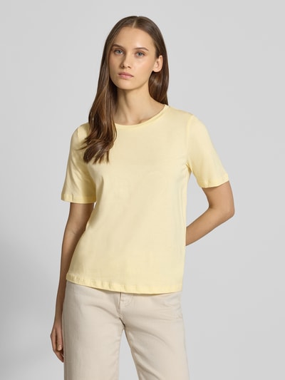 Kobiece model nosi Regular Fit T-shirt aus reiner Baumwolle Modell 'ONLY' von ONLY, efekt: jednolity kolor, okrągły dekolt, krótki rękaw, dżersej, czysta bawełna, jasny żółty, widok całej sylwetki z przodu.