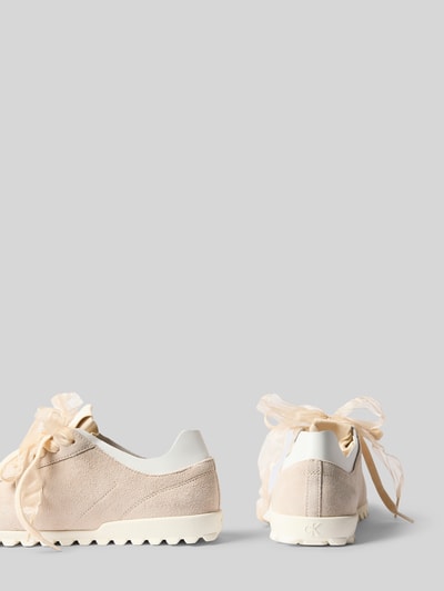 Produktfoto, Low Top Sneaker aus echtem Leder Modell 'LOW PROFILE RUN' von CK Calvin Klein in Two-Tone-Optik mit Logo-Applikation, abgerundete Schuhspitze, flache Absatzform, Ziernähte, zwei Schnürsenkel-Sets aus Organza, profiliert Sohle, Materialverarbeitung: Veloursleder