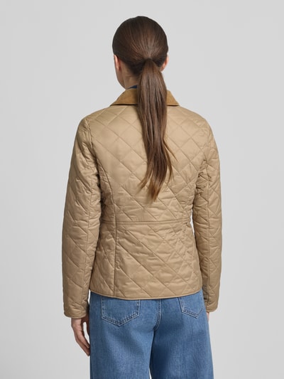Frauenmodel trägt Shaped Fit Steppjacke mit Cord-Kragen Modell 'DEVERON' von Barbour in Unifarben, Ganzkörperansicht Rückansicht.