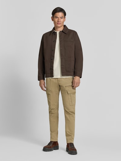 Mannenmodel draagt Slim Fit broek uit katoenmix in cargo-look van PME Legend, zandkleur, met knoop- en ritssluiting, geheel frontaal.