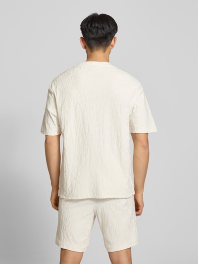 Männermodel trägt Regular Fit T-Shirt aus Frottee von Hugo Blue, unifarben, kurzarm, reine Baumwolle, Ganzkörperansicht Rückansicht.