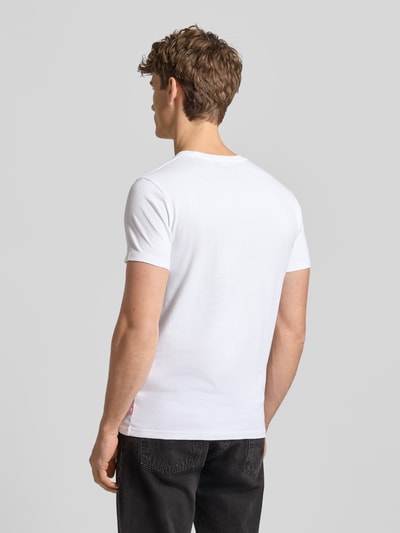 Męski model nosi T-Shirt mit Label-Print im 2er-Pack od LEVI'S®, bawełna, krój slim fit, okrągły dekolt, długość tyłu 70 cm, Ganzkörperansicht Rückansicht.