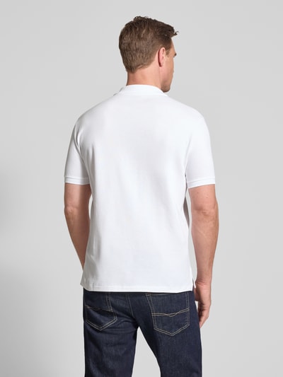 Männermodel trägt Slim Fit Poloshirt aus Baumwoll-Mix von Polo Ralph Lauren in Optik: Unifarben, Materialverarbeitung: Piqué, Ganzkörperansicht Rückansicht.