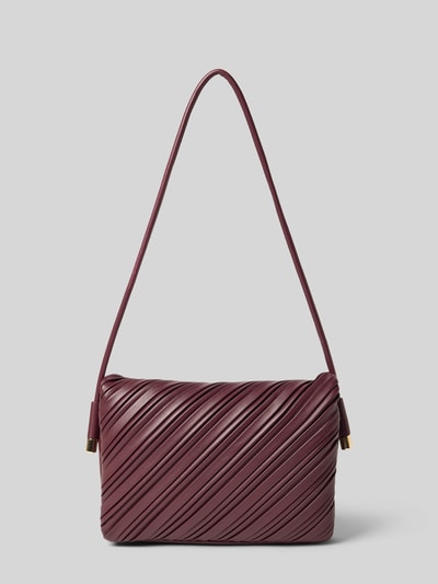 Produktfoto, Crossbody Bag aus echtem Leder von Victoria Beckham in Dunkelrot mit gelegten Falten, geteiltem Hauptfach, Überschlag und Magnetverschluss, schmaler Trageriemen, Größe ca. 26x18x7 cm, elegante Struktur und feine Textur.