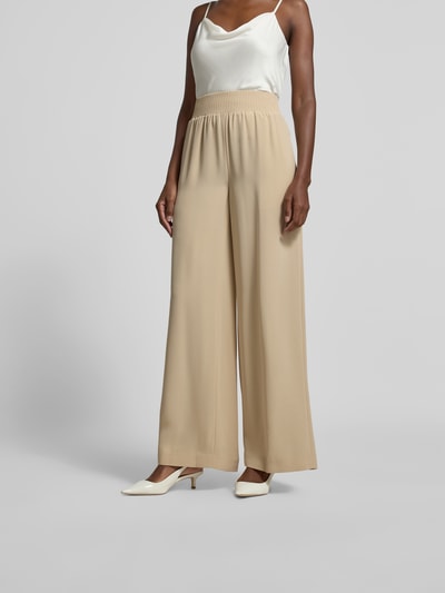 Frauenmodel trägt Stoffhose mit Eingrifftaschen von Joseph, Acetat-Mix, lockere Passform, weites Bein, Ripp-Optik-Bund, hellbeige, Ganzkörperansicht von vorne.