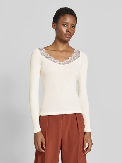 Frauenmodel trägt Slim Fit Shirt aus reiner Baumwolle von Rich & Royal, spitzenbesetzt, cremefarben, langärmelig, Nahaufnahme Oberkörper.