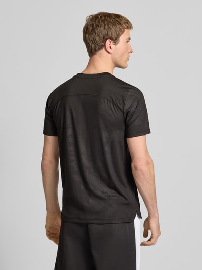 Männermodel trägt T-Shirt mit Label-Detail Modell 'CLOUDSPUN' von PUMA PERFORMANCE, Elastischer-Material-Mix, Gerader-Schnitt, Rückenlänge 63 cm, schwarze Farbe, Ganzkörperansicht Rückansicht.