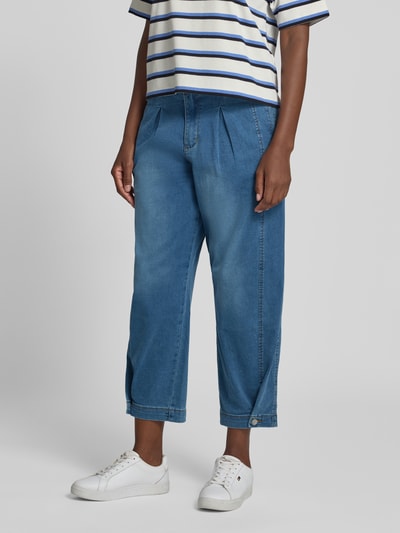 Frauenmodel trägt Barrel Fit Jeans mit Eingrifftaschen Modell 'Alba Cozy' von Buena Vista aus blauem Baumwoll-Mix mit Stretch, Nahaufnahme Oberkörper. Baumwollstruktur, mittlere Waschung, Knopfverschluss am Beinabschluss, Damen Jeans von Buena Vista.