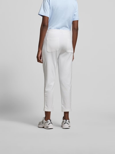 Frauenmodel trägt Sweatpants aus Baumwoll-Mix von Juvia in Weiß mit elastischem Bund, Tunnelzug, Eingrifftaschen, schmalem Bein, elastische Abschlüsse, Größe S, Ganzkörperansicht Rückansicht.