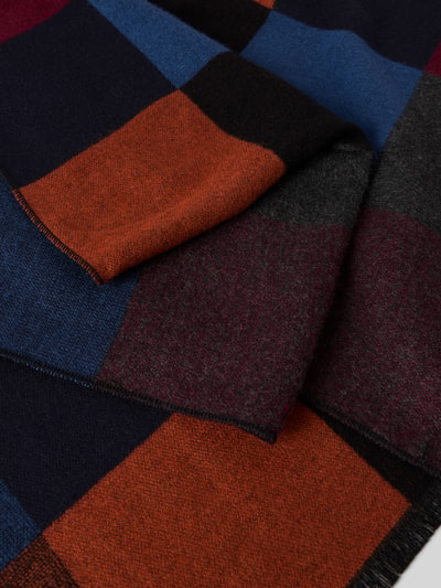Produktfoto, Schal aus reiner Viskose von Christian Berg Men mit Strick-Optik, rechteckiger Form, ausgefransten Abschlüssen, 30 cm breit, buntes Karo-Muster in Blau, Orange, Grau und Rot, weiche Textur