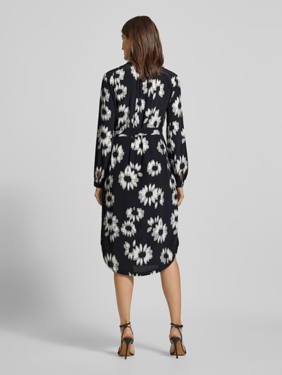 Frauenmodel trägt Midikleid mit Bindegürtel von Esprit aus reiner Viskose, floraler Allover-Print, gerader Schnitt, Ganzkörperansicht Rückansicht.