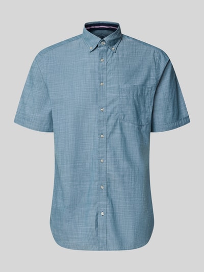 Produktfoto, Regular Fit Freizeithemd mit Button-Down-Kragen von Christian Berg Men in hellblau, reine Baumwolle, kurzärmelig, strukturierte Oberfläche, durchgängige Knopfleiste, Rückenlänge 81 cm, Schulterbreite 48 cm, Ärmellänge 26 cm