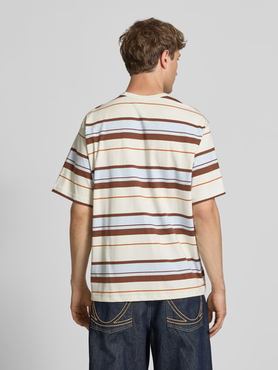 Männermodel trägt Regular-Fit T-Shirt aus reiner Baumwolle Modell 'KX1267' von adidas Originals, gestreiftes Design, Ganzkörperansicht Rückansicht.