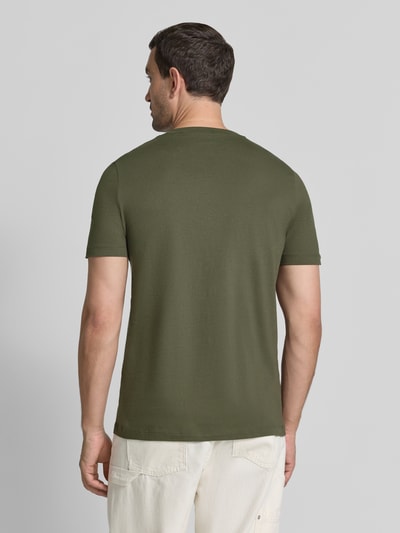 Mężczyzna nosi Regular Fit T-Shirt aus reiner Baumwolle von s.Oliver RED LABEL w kolorze khaki, gładka faktura, widok całej sylwetki z tyłu.