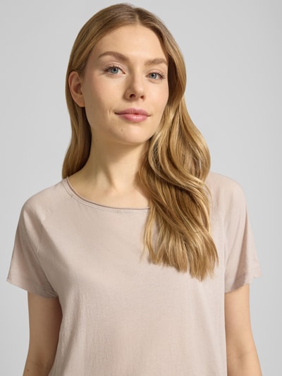 Frauenmodel trägt T-Shirt mit U-Boot-Ausschnitt Modell 'LALOOM' von American Vintage in Beige, reine Baumwolle, relaxed Fit, Nahaufnahme Oberkörper.