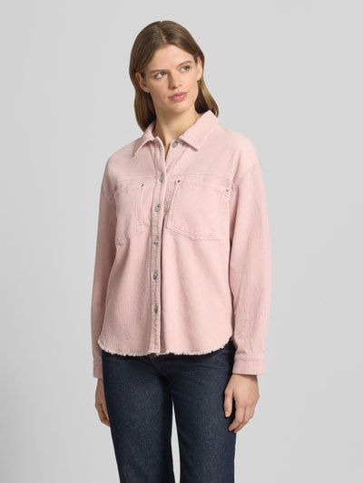Vrouwenmodel draagt Regular Fit Hemdjacke aus reiner Baumwolle Modell 'MAIKO-BITTEN' van Only, effen kleuren, corduroy, borstzak, met studs, platte kraag, knoopsluiting, lange mouw, manchet, licht afgeronde open rompzoom, puur katoen, corduroy look, Ganzkörperansicht van voren.