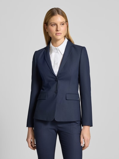 Modelka kobieca nosi Slim Fit Longblazer mit Viskose-Anteil Modell 'ADALAS' von HUGO, kolor jednolity, krój slim fit, z klapami, długie rękawy, schowane kieszenie z patkami, 2-guzikowe zapięcie, na ramionach poduszki, detal z logo, z przodu, ujęcie całej sylwetki z przodu.