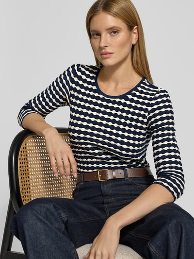 Frauenmodel trägt T-Shirt im Allover-Look mit 3/4-Arm von Betty Barclay, Slim Fit, mit Rundhalsausschnitt, Nahaufnahme Oberkörper.