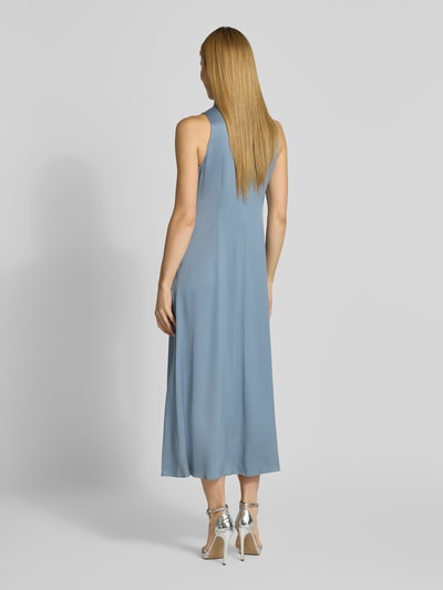 Modelka kobieca ma na sobie Midikleid mit Stehkragen Modell 'AMABEL' od Drykorn, materiał z domieszką stretchu, A-liniowy krój, długość tyłu w rozmiarze 36: 128 cm, szerokość w rozmiarze 36: 35 cm, odcień niebieski, tekstura gładka. Ganzkörperansicht Rückansicht.