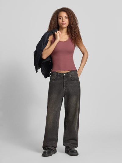 Frauenmodel trägt Slim Fit Tank Top aus Bio-Baumwoll-Mix Modell 'SARA' von Only, Optik: Unifarben, Spitze-Details, Feinripp, U-Ausschnitt, schmale Träger, Ganzkörperansicht von vorne.