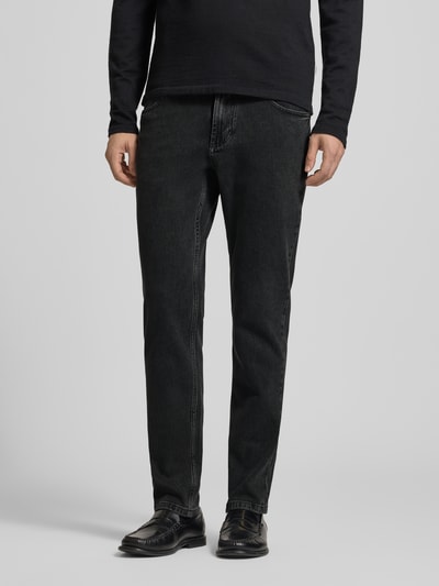 Männermodel trägt Jeans aus Soft Denim mit 9% Cashmere-Anteil von Christian Berg Men, schwarz, slim fit, Ganzkörperansicht von vorne. Bundwijdte 42 cm, binnenbeenlengte 82 cm, knoop- en ritssluiting, steekzakken.