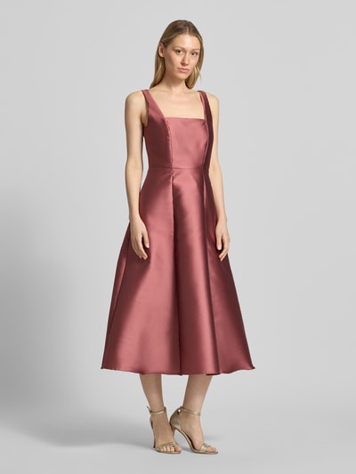Frauenmodel trägt Cocktailkleid mit Karree-Ausschnitt von Swing in glänzendem Altrosa, taillierte Passform, Midikleid, Reißverschluss hinten, Rückenlänge 125 cm, Brustweite 34 cm, Ganzkörperansicht von vorne.