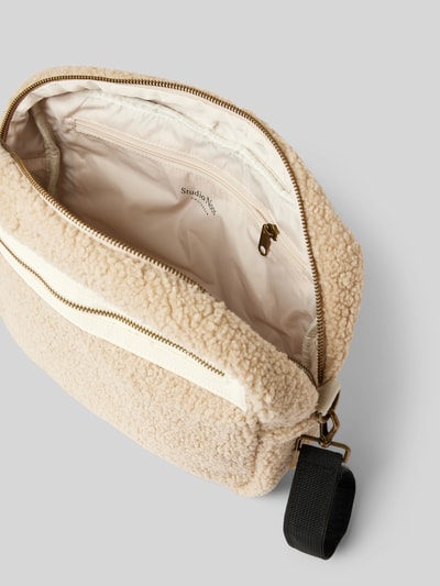 STUDIO NOOS Crossbody Bag aus Teddyfell Sand 3