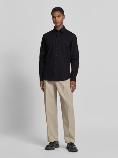 Männermodel draagt Regular Fit vrijetijdsoverhemd uit katoenmix model 'RELEGANT_2_M' van BOSS, look: effen, piqué, lange mouw, ganzkörperansicht van voren.