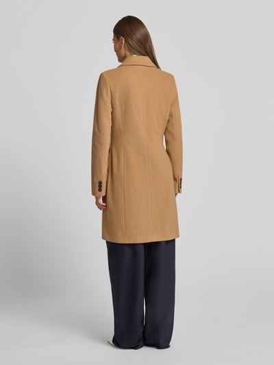 Frauenmodel trägt Mantel aus Woll-Mix mit Reverskragen und Pattentaschen von FUCHS SCHMITT in Camel, glatte Struktur, Ganzkörperansicht Rückansicht. Gerade Passform mit Knopfverschluss, feiner Kaschmir-Anteil, Schulterbreite 42 cm, Rückenlänge 95 cm.