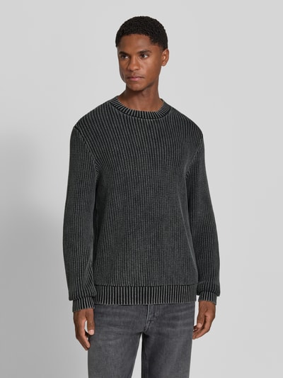 Męski model nosi sweter z dzianiny z prążkowanymi wykończeniami Strickpullover mit gerippten Abschlüssen von Antony Morato, bawełna, krój regular fit, Długość tyłu w rozmiarze M: 70 cm, Długość rękawów w rozmiarze M: 69 cm, widok z przodu całej sylwetki.