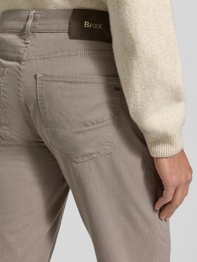 Männermodel trägt Slim Fit Stoffhose mit 5-Pocket-Design Modell 'Cadiz' von Brax, Baumwoll-Mix mit Stretch-Anteil, Detailaufnahme Rückansicht.