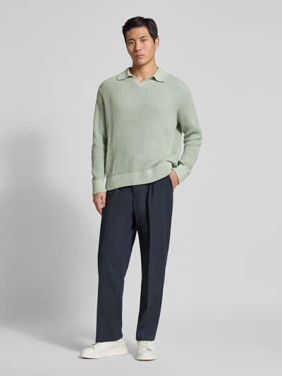 Männermodel trägt Relaxed Fit Strickpullover aus reiner Baumwolle Modell 'DERECK' von SELECTED HOMME, unifarben, Grobstrick, Ganzkörperansicht von vorne.